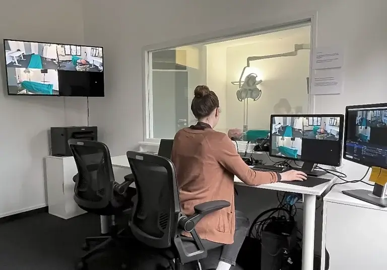 Beobachtungsraum im Usability Lab von USE-Ing. mit Monitoren für die Live-Beobachtung von Studien