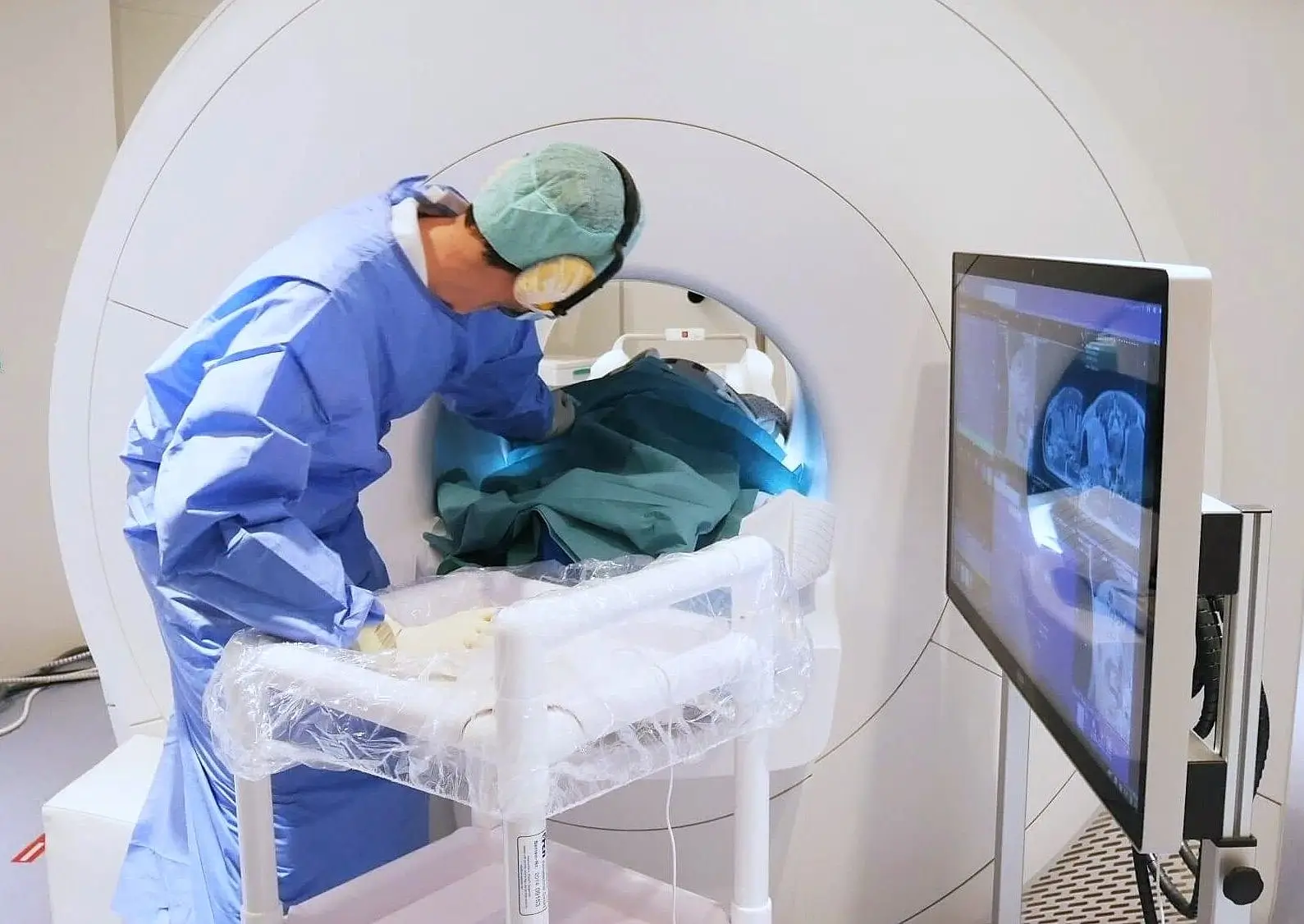 Effektive Workflow Evaluation & Interface Design for iMRI Planning Software 2 Workflow Evaluation of an Interventional IMRI